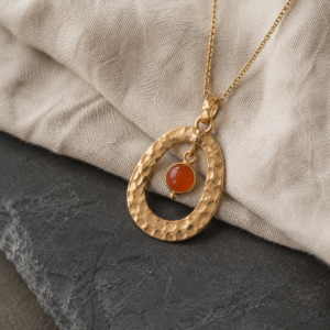 Collier artisanal martelé avec cornaline sur lin et ardoise
