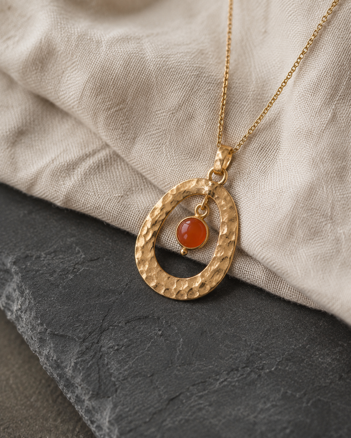 Collier artisanal martelé avec cornaline sur lin et ardoise