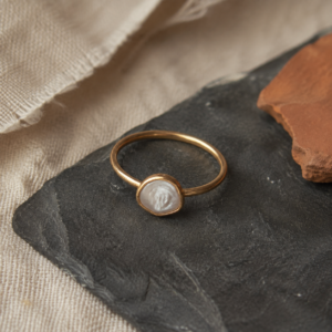 Bague dorée fine avec nacre irrégulière