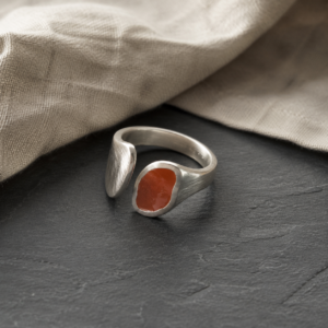 Bague ouverte en argent brossé et émail terracotta