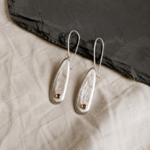 Boucles longues en argent brossé inspirées des galets