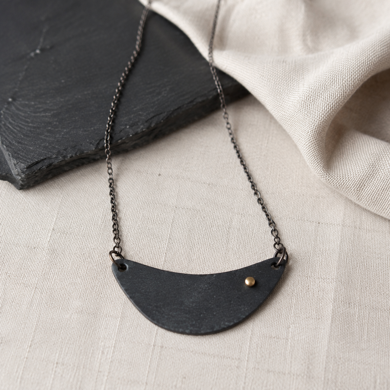 Collier en argent oxydé avec pendentif lune sombre